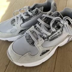 adidas グレー スニーカーのサムネイル