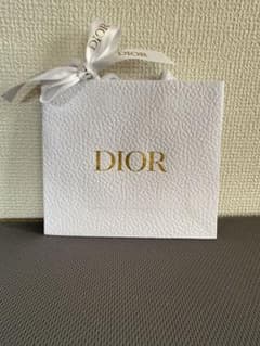 Diorのホワイトショップ袋、リボン付きのサムネイル