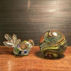 ガラス　置物　ペーパーウェイト　球　金魚のサムネイル