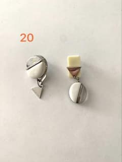 ピアス20 mallow ino オフホワイトのボタンとシルバー系 - メルカリ