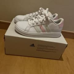 Adidasスニーカーのサムネイル