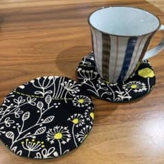 ハンドメイド　まんまるコースター　　　　　２枚セット　ブラックボタニカル柄のサムネイル