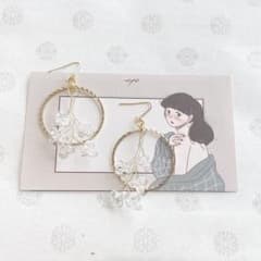 透明のお花と丸が揺れるピアスのサムネイル