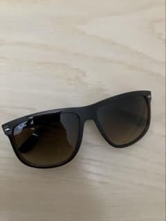 Ray-Ban RB4147 ブラックサングラス（値下げ中）のサムネイル
