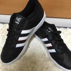 adidas スニーカーのサムネイル