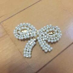SALE☆パール☆リボン型☆キラキラブローチのサムネイル
