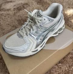 美品ASICS GEL-KAYANO 14 LT.GREY 限定のサムネイル