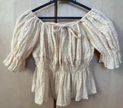 NUGU ベージュ オフショルダー フリルシャツ 半袖のサムネイル
