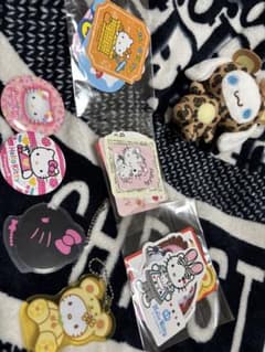 ハローキティ キーホルダー、バッチ、シール15枚のサムネイル