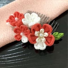【つまみ細工 髪飾り　コーム】花　サーモンピンク　白のサムネイル