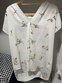 花柄 シフォン 半袖 Vネック トップスのサムネイル