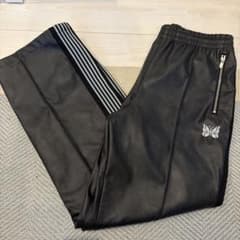 Needles フェイクレザー トラックパンツ d@i NEEDLES トラックパンツ フェイクレザー レザー - メルカリ