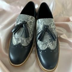 新品★黒とヘビ柄のタッセル付きローファーのサムネイル