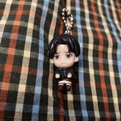 進撃の巨人 つまんでつなげてますこっと　ちみキャラ 　リヴァイ　キーホルダー 進撃の巨人 リヴァイ つまんでつなげてますこっと キーホルダー - メルカリ