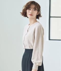 きらっとふんわりラメフェザー調・フェイクパールボタンクルーネックカーデのサムネイル