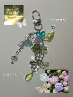 ハンドメイド チャーム　紫陽花風　水色　蝶々　キーホルダーのサムネイル