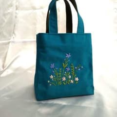 刺繍トートバッグ(グリーン木の実)のサムネイル