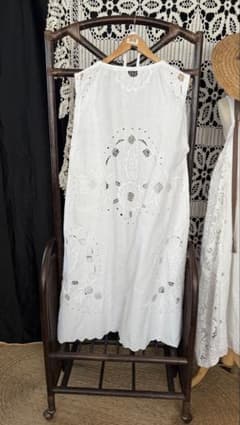 Antiqueホワイト刺繍ノースリーブトップス - メルカリ