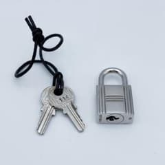 超美品】エルメス HERMES カデナ 南京錠 鍵 セット114番 - メルカリ