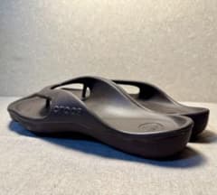 crocs ブラウン サンダル フリップフロップのサムネイル