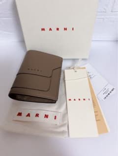 マルニ　MARNI 折り財布　二つ折り　ブラウン系 巾着袋付き マルニ MARNI 折り財布 二つ折り ブラウン系 巾着袋付き - メルカリ