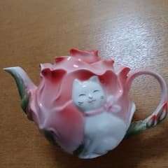 猫とバラのティーポットのサムネイル