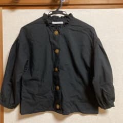 黒いブラウスのサムネイル