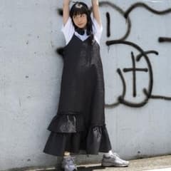 フリル付きブラックキャミワンピースのサムネイル