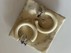 クリーム色 フープイヤリングのサムネイル
