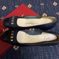 Ferragamo ネイビー リボン付きフラットシューズ 6.5のサムネイル