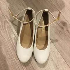 白 パンプス ヒールのサムネイル
