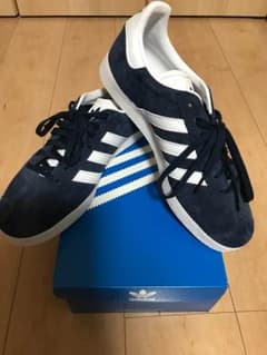 adidasのサムネイル