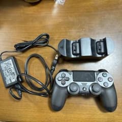 DUALSHOCK 4 コントローラー　と　充電スタンドのサムネイル
