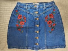 Stradivarius デニムスカート 花柄刺繍 ボタンフロントのサムネイル