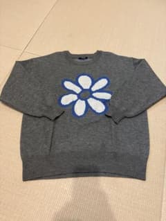 長袖 ニット セーター グレー 花柄のサムネイル