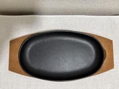 鋳鉄製　ステーキ皿　、　木製　敷台　１セット　ＩＨでも使用可能のサムネイル