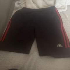 adidas ハーフパンツ ブラック×レッドのサムネイル