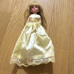 黄色ドレス着用リカちゃん人形　イヤリング1個、靴なしのサムネイル