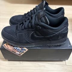 NIKE × UNDEFEATED コラボ　DUNK LOWスニーカーのサムネイル