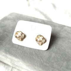 ピアス　かわいい　フラワー（椿）モチーフ ピアス ゴールドカラーのサムネイル
