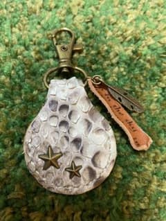お値下げ¨*•.¸♬︎ハンドメイド　レザークラフト　蛇革 キーホルダーのサムネイル