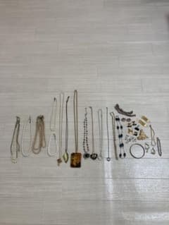 Estate liquidation: Jewelry, rings, necklaces, earrings - bundle sale