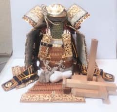 上原玉鳳作 四分之一大鎧 甲冑飾り 小道具 木箱 説明書など付属 上原玉鳳作 四分之一大鎧 甲冑飾り /小道具 木箱 説明書など付属