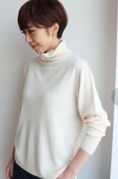 美品☆裾スリット  タートルネックニットプルオーバーのサムネイル