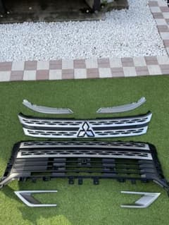 ポン様専用　他落札はキャンセル　三菱 新型デリカD5 フロントグリルセットのサムネイル