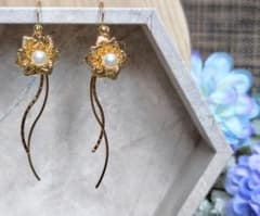 ピアス　イヤリング変更可　ハンドメイド 　ゴールド　花　ウェーブ　パール　揺れるのサムネイル