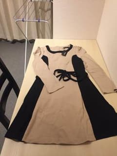 新品 未使用 ワンピース ベージュ 黒のサムネイル