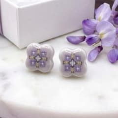 刺繍風 小花タイルピアス｜淡いラベンダー｜美濃焼｜上品｜大人かわいい｜軽やかのサムネイル