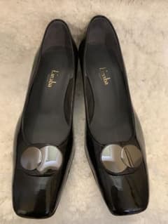 t.inaba スクエアトウのエナメルパンプスのサムネイル