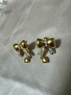 ゴールドリボン型イヤリング